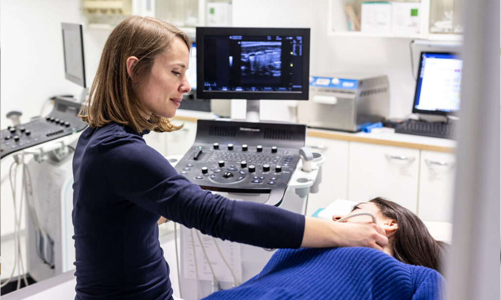 Dr. Lisa Link bei der Diagnostik